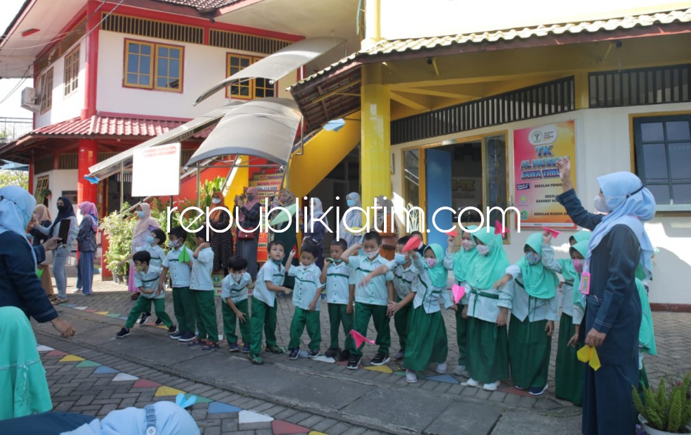 Awal Masuk Sekolah, Sang Pemimpin Cilik KB TK Al Muslim Terbangkan Pesawat Cita-Citanya