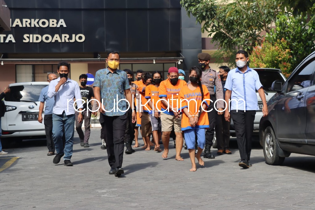 Polresta Sidoarjo Grebek Kamar Kos di Taman Sidoarjo Temukan Sabu-Sabu dan Pil Inex Gelandang Dua Pemakai