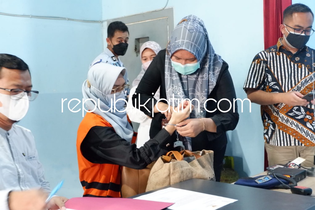 Bupati Probolinggo Nonaktif Puput Trantriana Sari Dijebloskan Rutan Perempuan di Porong