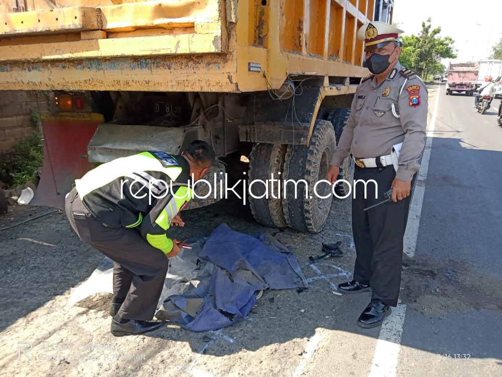 Tabrak Roda Belakang Dump Truk Parkir di Trosobo Taman, Pengendara Motor Win Tewas, Temannya Terluka