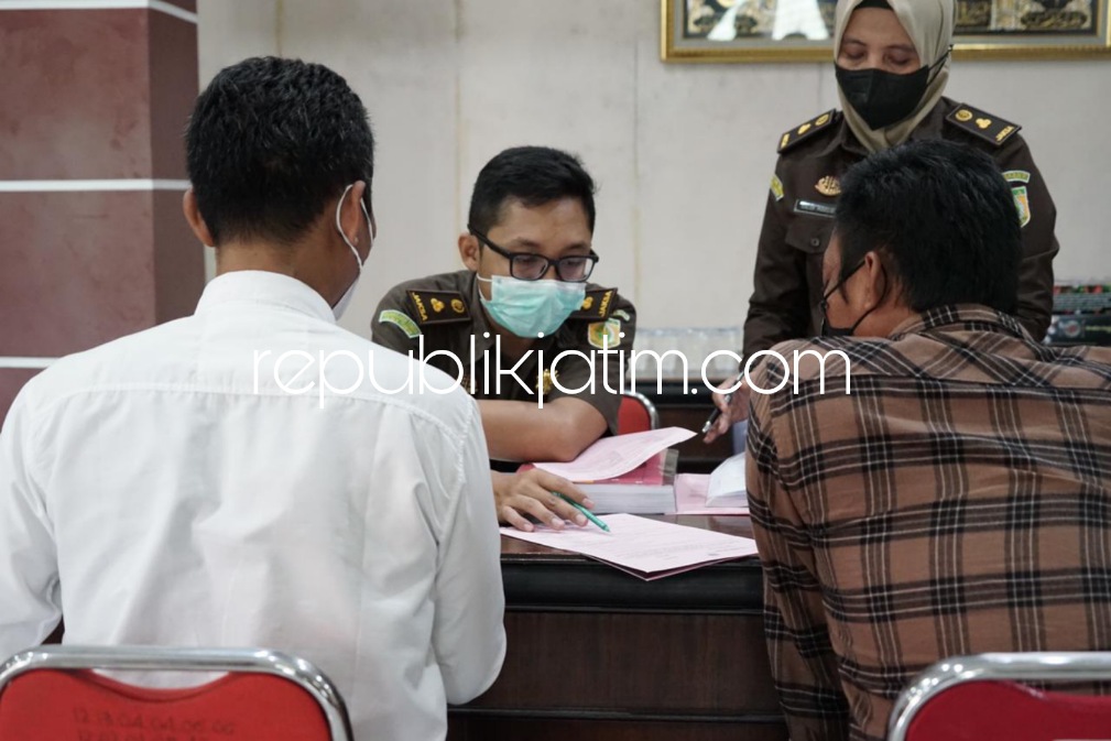 Dua Dirut Tersangka Tindak Pidana Perpajakan Diserahkan Penyidik Kanwil Djp Jatim Ii Ke Jaksa 0946