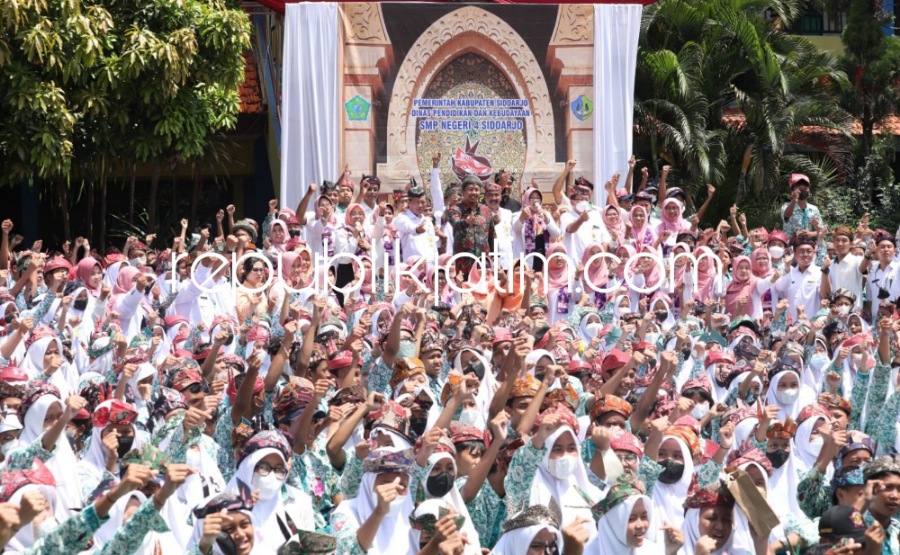 Gerakan Cinta Budaya Lokal, Ribuan Siswa SMPN 4 Sidoarjo Produksi Udeng Pacul Gowang