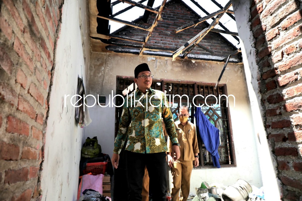 Korsleting Dipicu Charger, Rumah Anak Yatim di Tulangan Ludes Terbakar Gus Muhdlor Bantu Sembako dan Renovasi