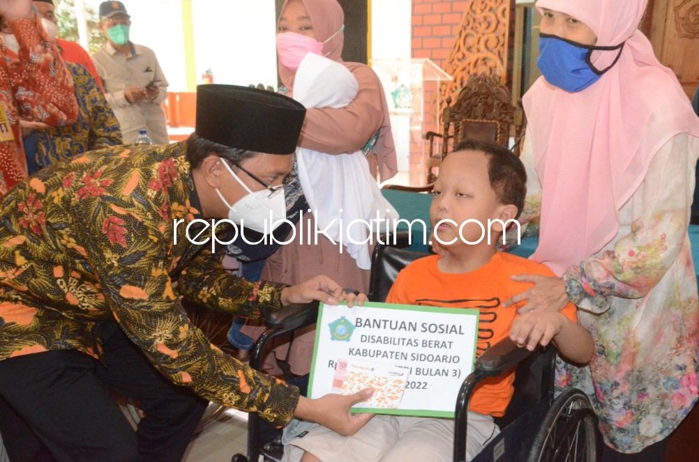 Bupati Sidoarjo Beri Bantuan Rp 300.000 Perbulan untuk 100 Penyandang Disabilitas Berat