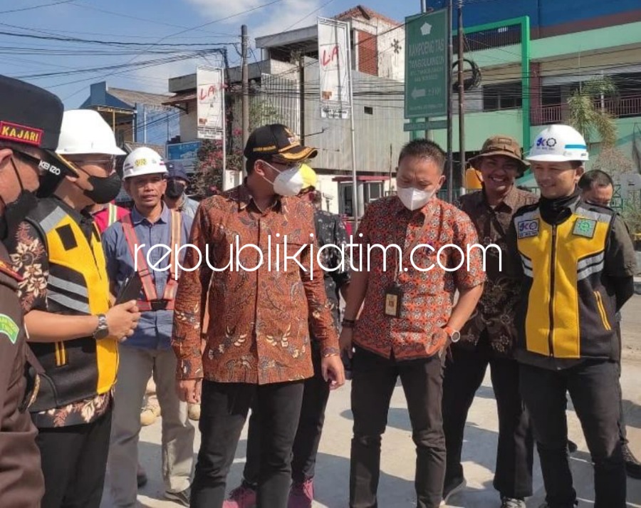 Usai Lima Titik Betonisasi Tuntas, Proyek Jalan Beton Simpang Tiga Pasar Tulangan Disidak Bupati Sidoarjo