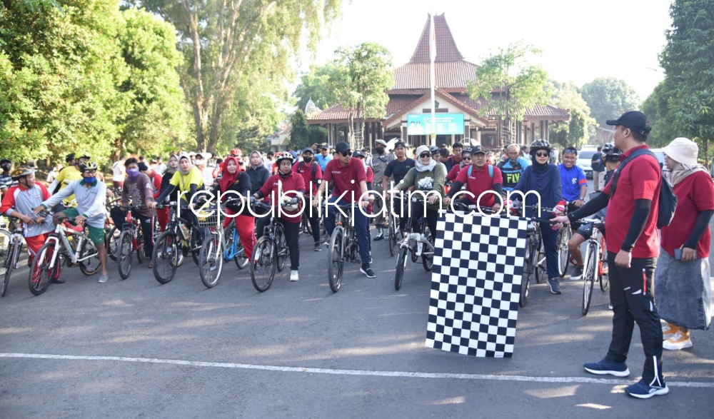 Dies Natalis 28 Smanivda, Gus Muhdlor - Ning Sasha Bangga Jadi Alumni Ramaikan Fun Bike Bersama Ratusan Alumni