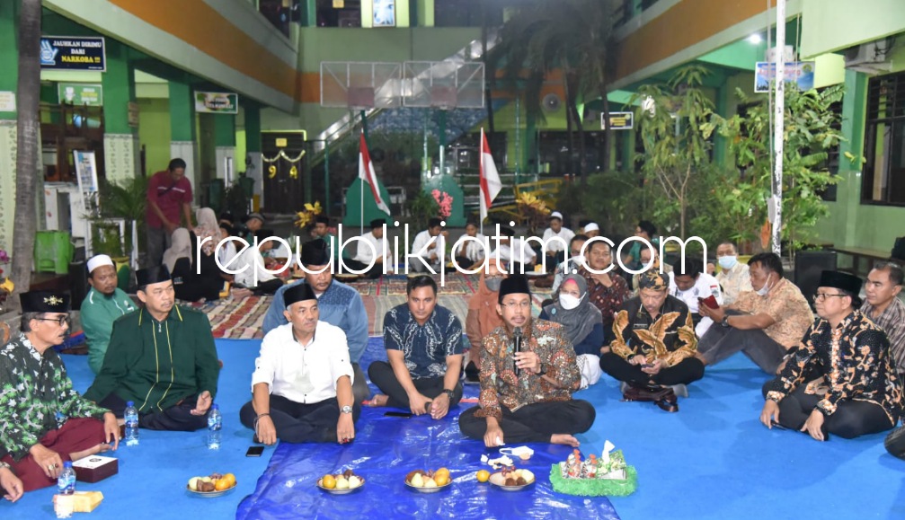 Duduk Bersama Warga, Gus Muhdlor Siapkan Relokasi Makam Waru Terdampak Pembangunan Frontage Road