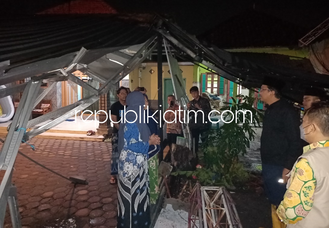 Enam Kecamatan di Sidoarjo Diterjang Puting Beliung, Gus Muhdlor Kunjungi Rumah Warga Rusak Akibat Amukan Angin Kencang