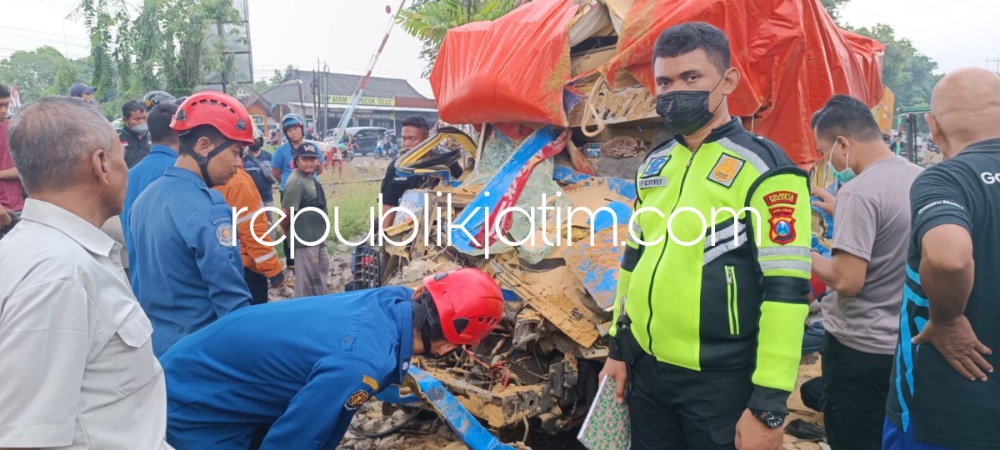 Ngantuk, Truk Diesel Seruduk Truk Tronton di JL Raya Tebel Gedangan, Sopir Asal Tuban Tewas di Tergencet