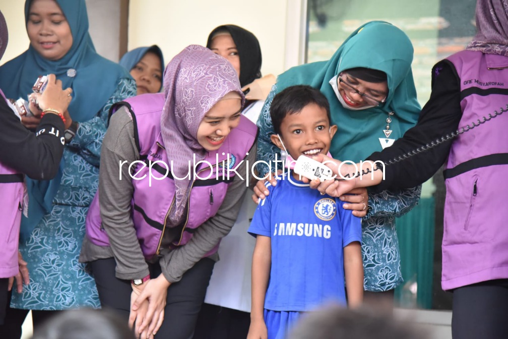 Istri Pejabat Sidoarjo Bantu Pulihkan Psikis Anak-anak Korban Amukan Angin Puting Beliung di Sidokepung