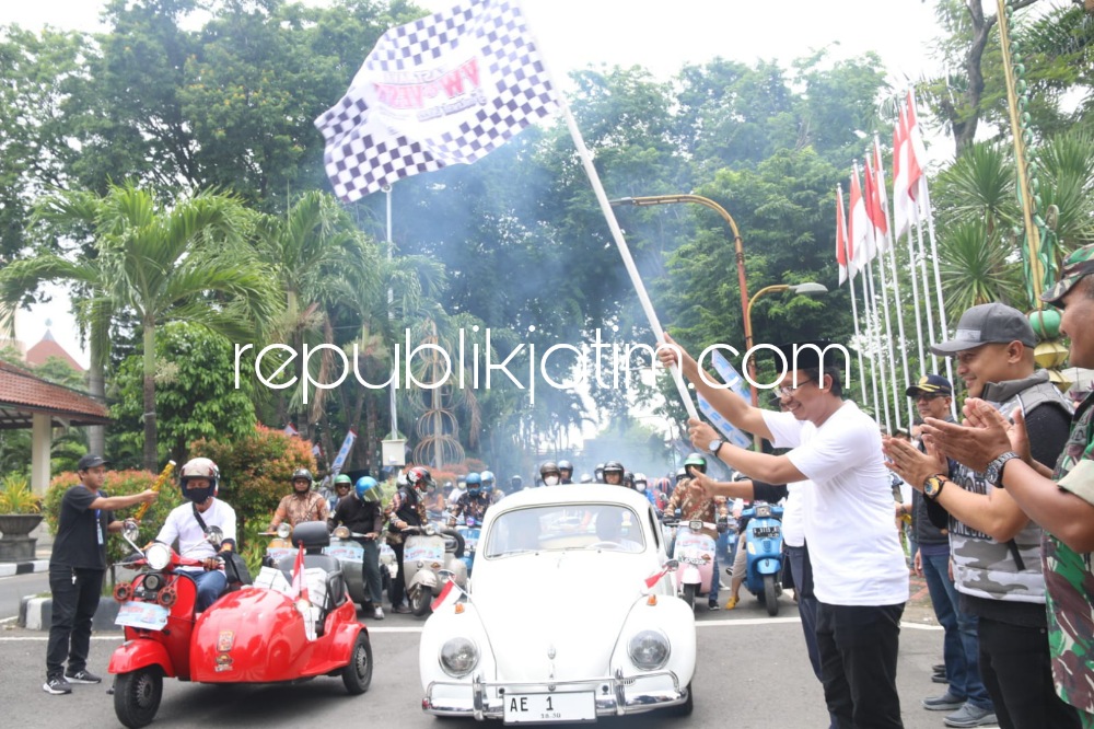 Santuni 77 Ibu Hamil 7  Bulan, Gus Muhdlor dan Gubernur Jatim Lepas Peserta East Java VW dan Vespa Festival 2022