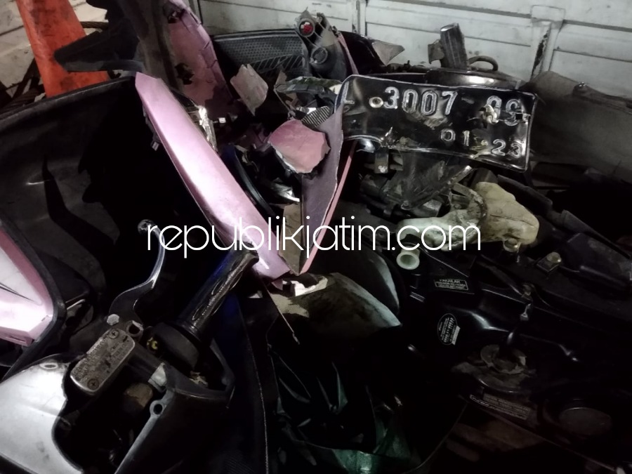 Motor Honda Beat Diseruduk Truk Box dan Senggol Bus, 3 Pemotor Asal Surabaya Dilarikan RS Anwar Medika