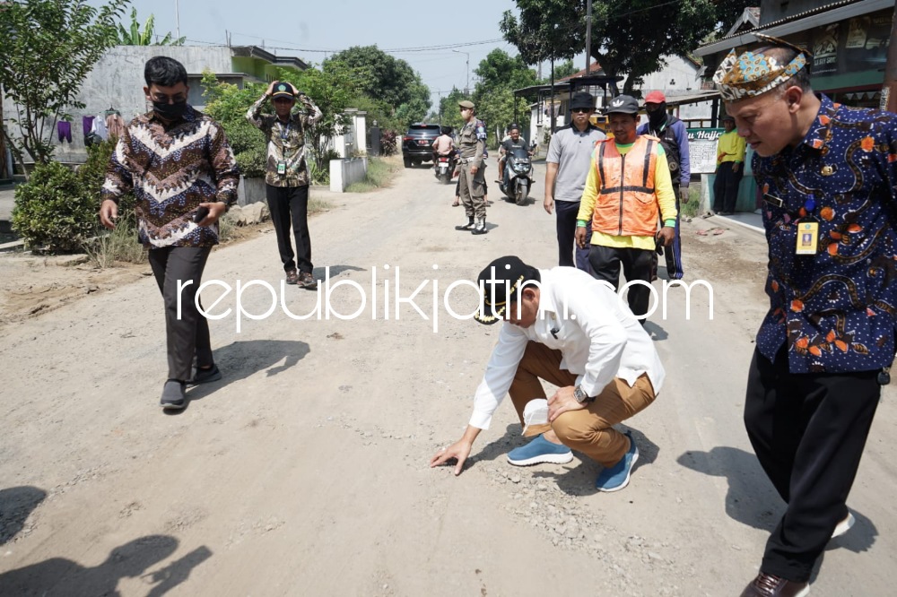 Diberi Bahan Baku Berkualitas Buruk, Wabup Sidoarjo Marah-Marah Saat Sidak Perbaikan Jalan Singogalih Tarik