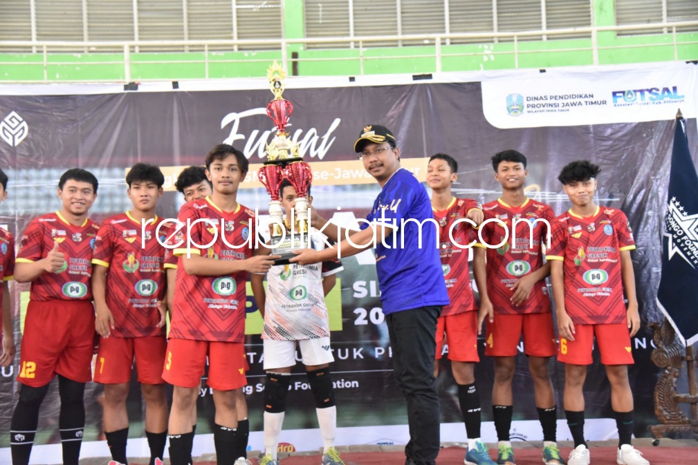 Sekolah Alumni Gus Muhdlor Juara I Turnamen Futsal Jayandaru Cup Piala Bupati Sidoarjo 2022 