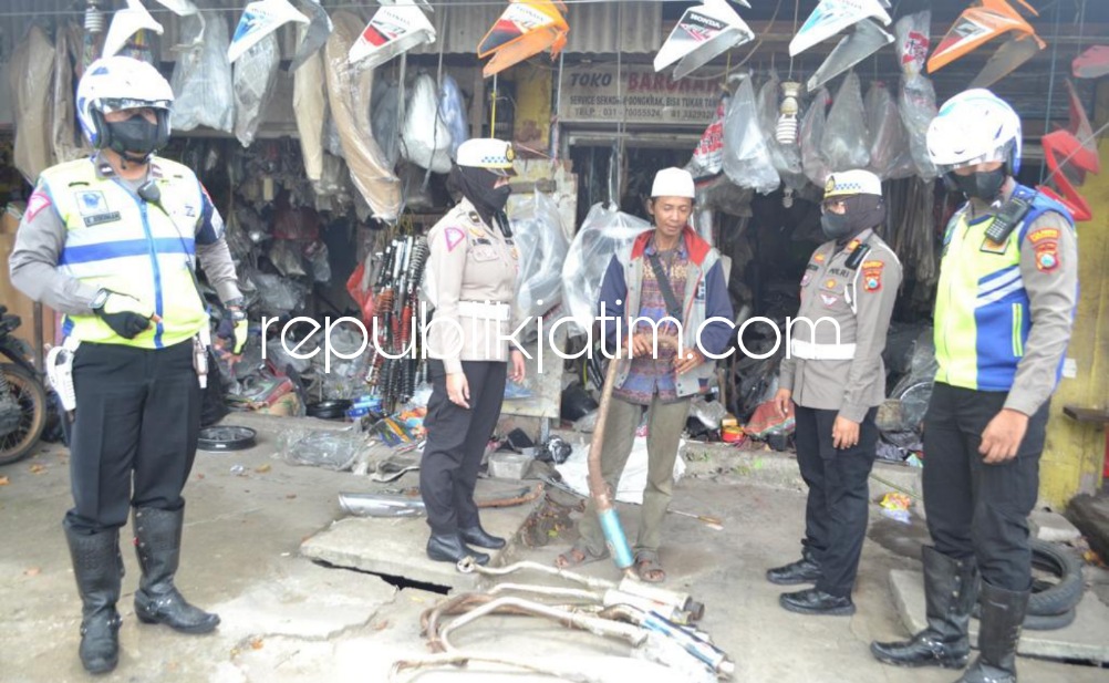 Larang Penjualan Knalpot Brong, Tim Satuan Lantas Polresta Sidoarjo ‘Blusukan’ ke Pasar Loak Tenggulunan