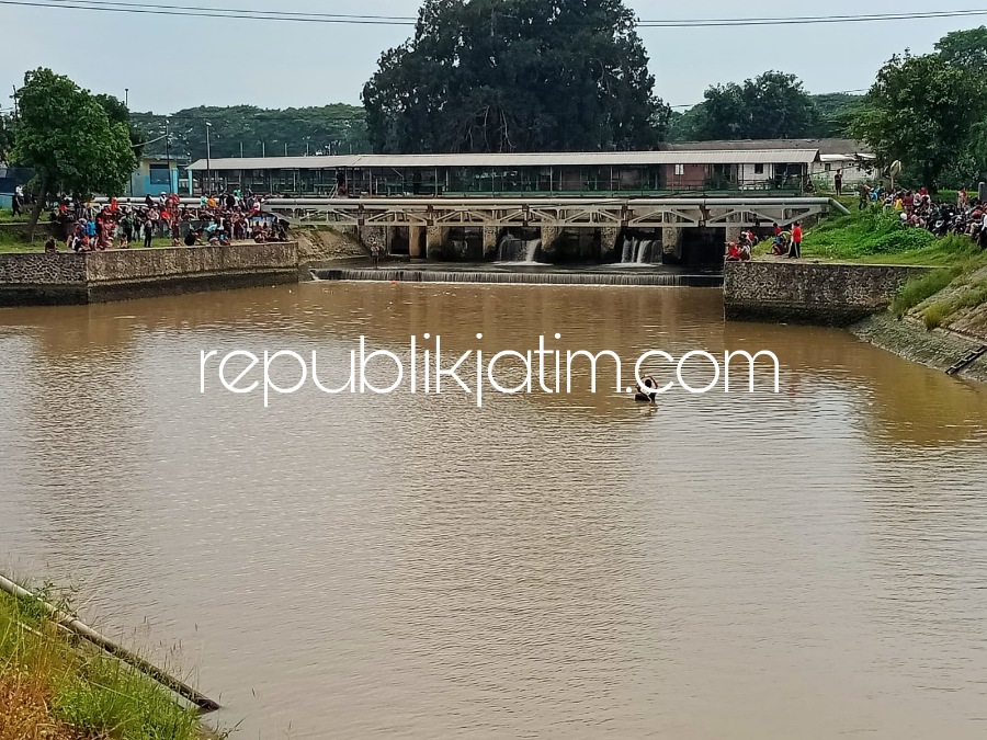 Asyik Mandi Bersama Teman, Pelajar Asal Mojokerto Tenggelam di Sungai Rolak Songo Tarik