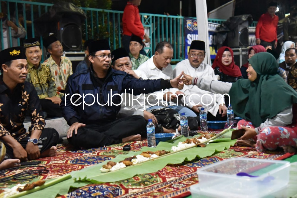 Bersama Ribuan Warga, Bupati Sidoarjo Rayakan Tahun Baru 2023 Dengan Syukuran Makan Lesehan Alas Daun Pisang