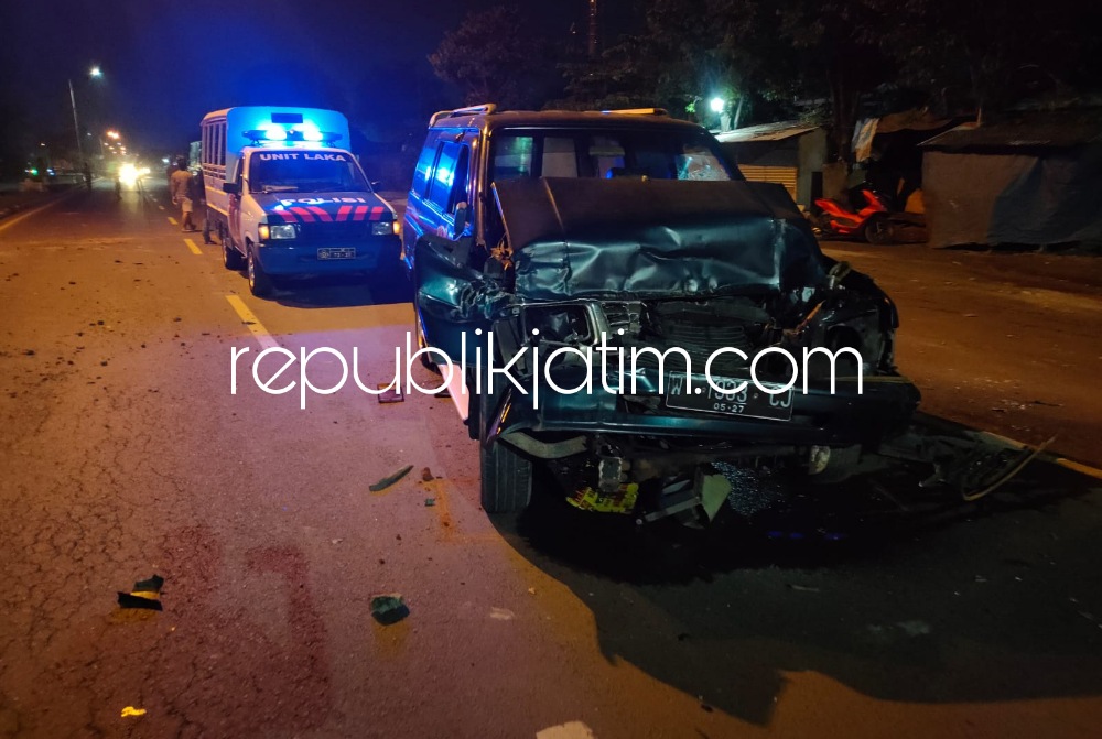 Tabrak Truk Berhenti Di Bypass Krian, Pengemudi dan Penumpang Mobil Isuzu Panther Terluka