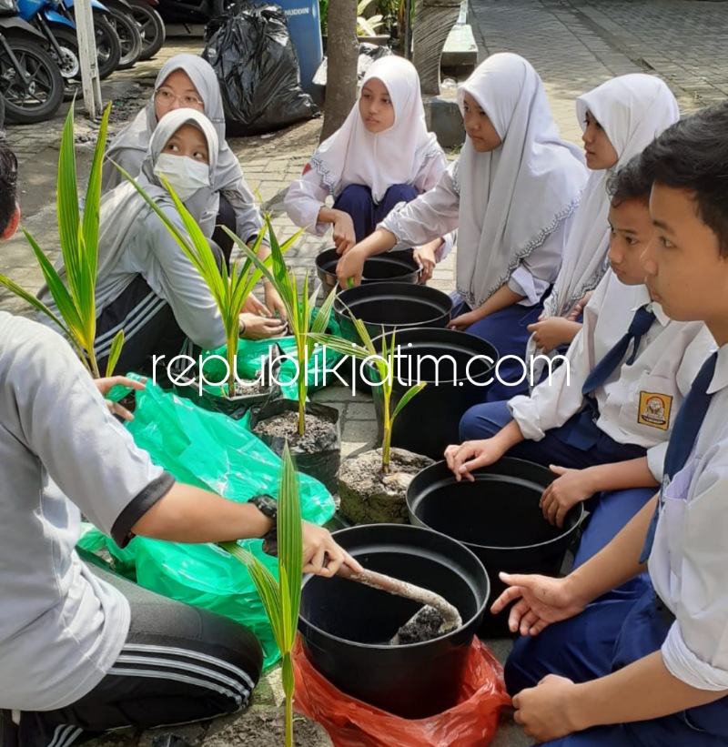 Peringati Hari Sejuta Pohon, SMA Al Muslim Gandeng SMP Sekitar Waru dengan Tanam Pohon Kelapa