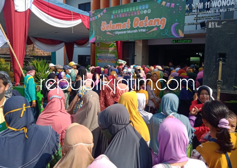 SMK YPM 11 dan MTs YPM 1 Wonoayu Kompak Gelar Pasar Murah dan Pengobatan Gratis Bagi Warga Sekitar