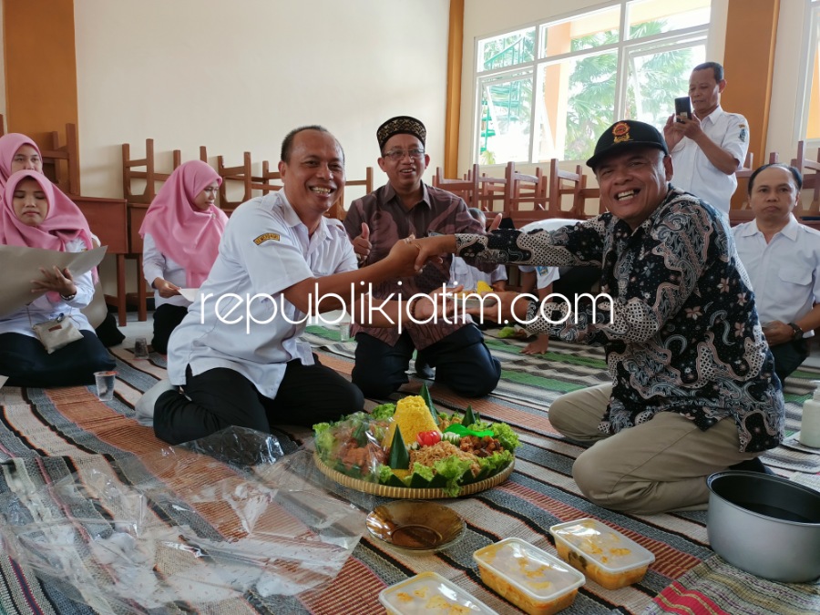 Tiga Bangunan RKB Selesai, Guru, Staf dan Komite SMAN 4 Sidoarjo Gelar Tasyakuran Potong Tumpeng