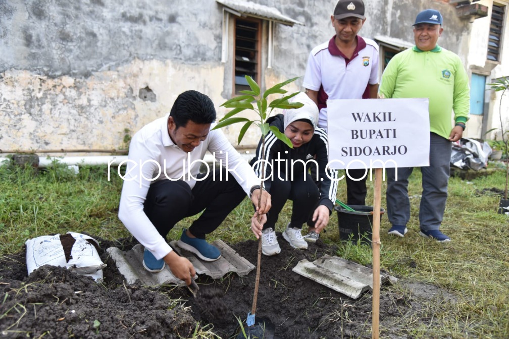 Wabup Sidoarjo Beserta Istrinya Tanam 500 Bibit Pohon Mangga di TKD Pabean Sedati 