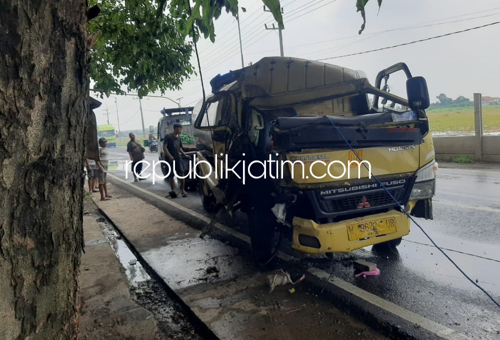 Mendadak Oleng, Truk Tangki Tabrak Motor Parkir dan Pohon di JL Raya Kemangsen Balongbendo Sopir Terluka