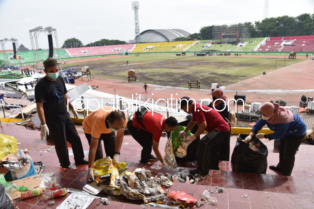 Usai Resepsi Puncak 1 Abad NU di Stadion Gelora Delta, Bupati Sidoarjo Kerahkan ASN Bersihkan Tumpukan Sampah