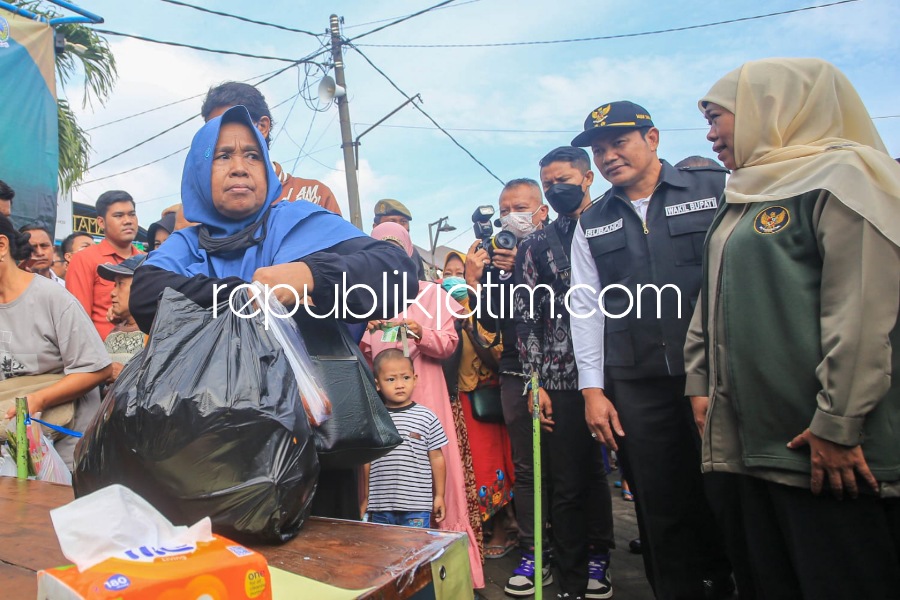 Gelontor 10 Ton Beras di Pasar Taman,  Gubernur Jatim dan Wabup Sidoarjo Tinjau Operasi Pasar Murah