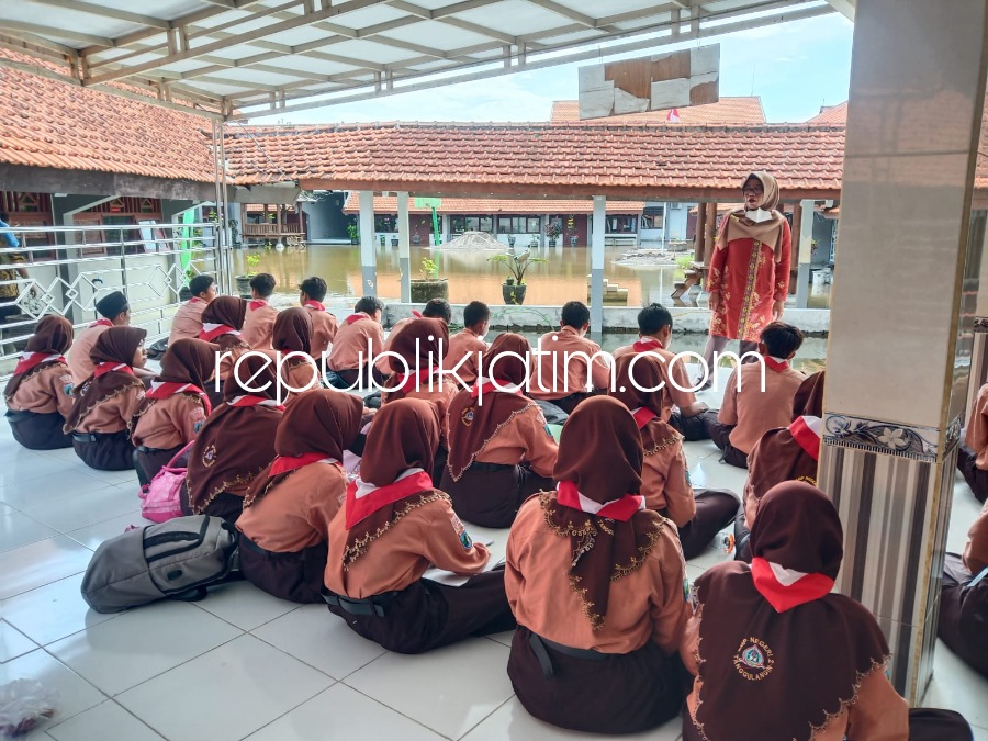 Banjir Tiga Minggu Tidak Kunjung Surut, Sistem Belajar Mengajar Siswa Diungsikan ke Masjid