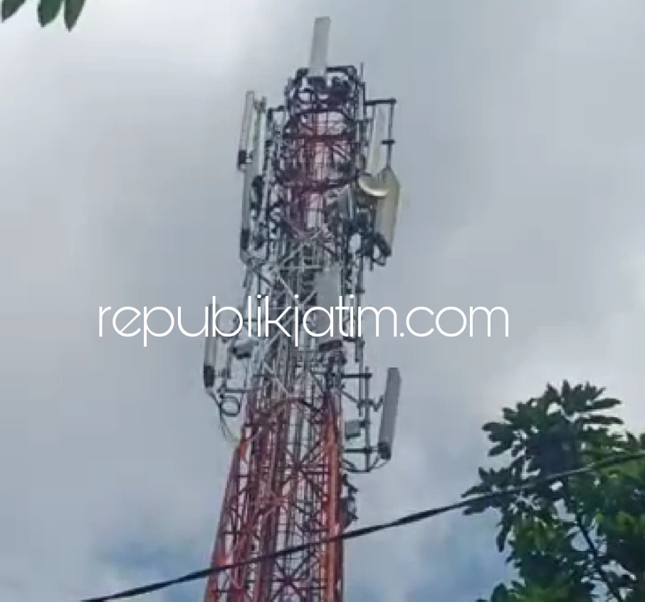 Pria Diduga Depresi Panjat Tower BTS Setinggi 42 Meter di Wilayut Sukodono Sidoarjo Picu Warga Sekitar Panik