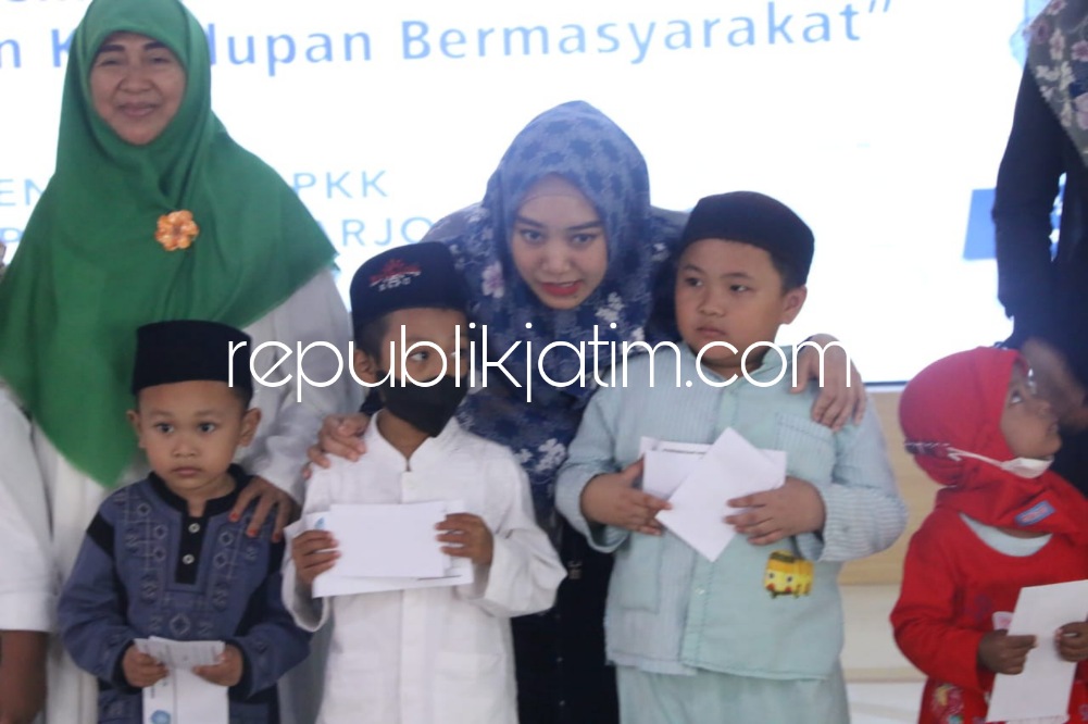 Ibu-Ibu di Sidoarjo Peringati Isra’ Mi’raj dengan Pengajian dan Santuni Anak-Anak Yatim Piatu