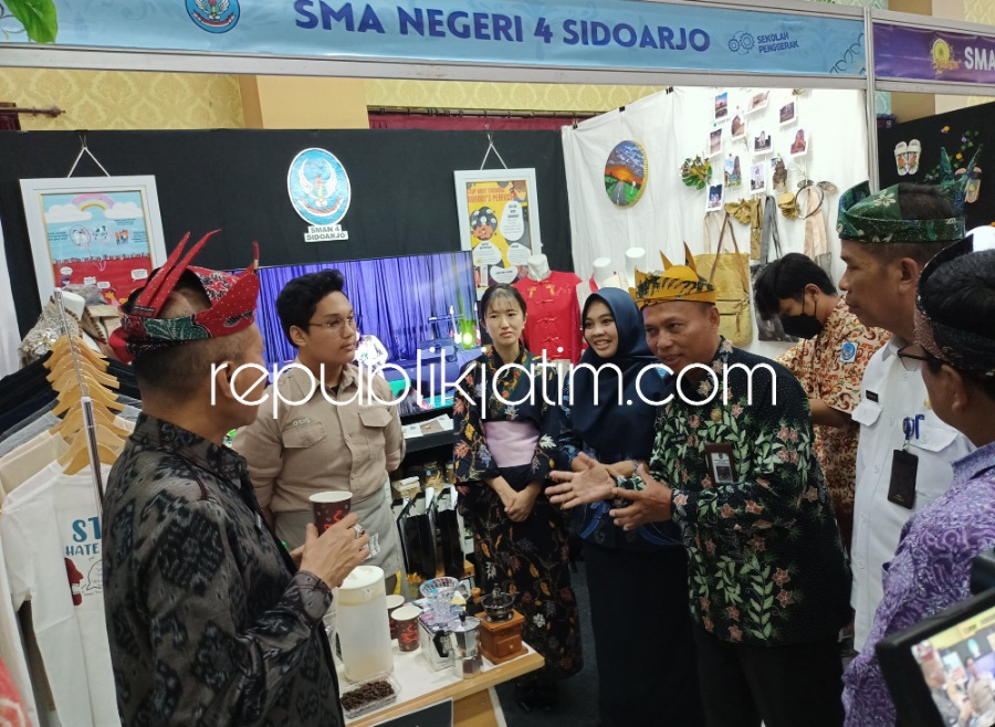 Ramaikan PMO, SMAN 4 Sidoarjo Andalkan Sandal, Kaos Anti Bullying, Batik Ecoprint Bunga Asoka dan Kopi Racikan Barista