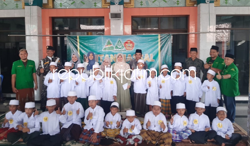 Dilengkapi Pemeriksaan Gratis, Puluhan Pelajar Ikuti Khitan Massal di Masjid Kepadangan Tulangan