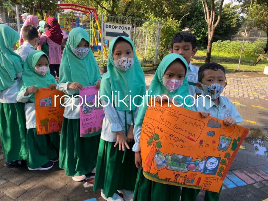 Peringati HPSN, Siswa KB TK Al Muslim Olah Sampah Daun Jadi Pupuk Kompos