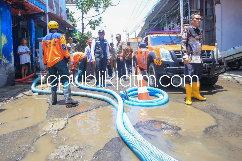 Respon Cepat Wabup Sidoarjo Langsung Perbaiki Jalan Berlubang Mengangah di Kureksari Waru