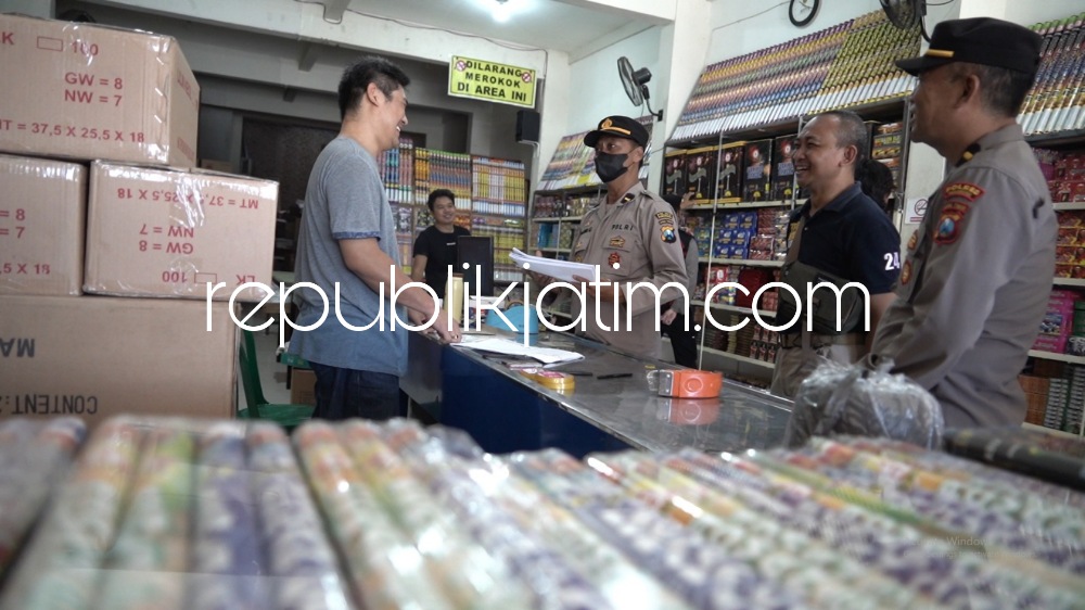 Buntut Ledakan Petasan di Blitar, Polres Ponorogo Razia Petasan dan Kembang Api di Sejumlah Pertokoan