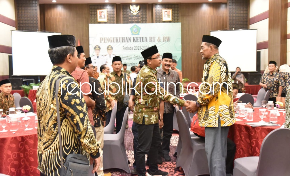 127 Ketua RT dan RW di Tiga Kelurahan di Kecamatan Sidoarjo Dikukuhkan di Fave Hotel 