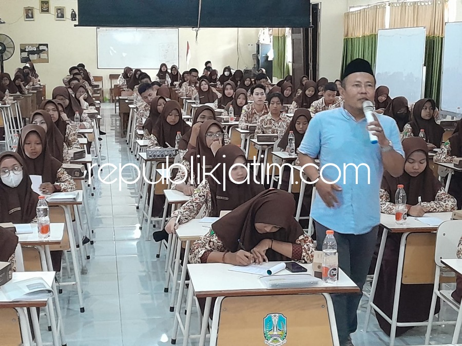 Peserta Antusias Bertanya, PWI Sidoarjo Bagikan Ilmu Jurnalistik untuk Ratusan Siswa SMAN 1 Tarik