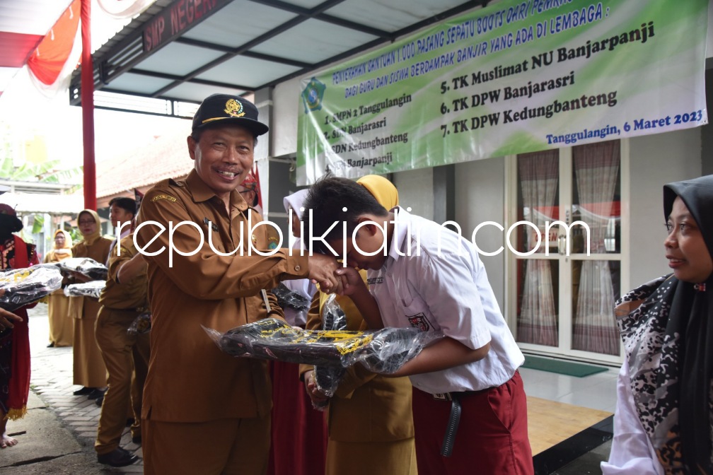 Demi Kenyamanan Proses Belajar Mengajar Saat Banjir, Pemkab Sidoarjo Bantu 1.000 Pasang Sepatu Boots