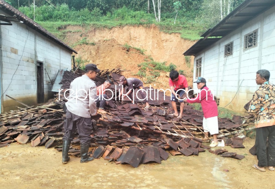 Rumah Warga Ponorogo Roboh dan Seorang Kakek Terluka Tertimpa Longsoran Tebing Setinggi 5 Meter