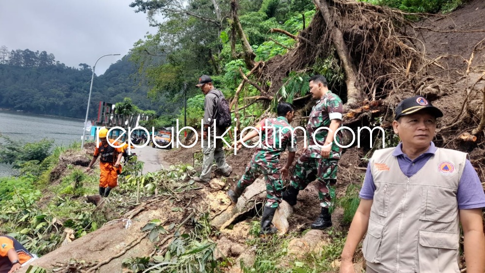 Longsoran Lumpur dan Pohon Tumbang Tutup Jalan Utama Telaga Ngebel Ponorogo