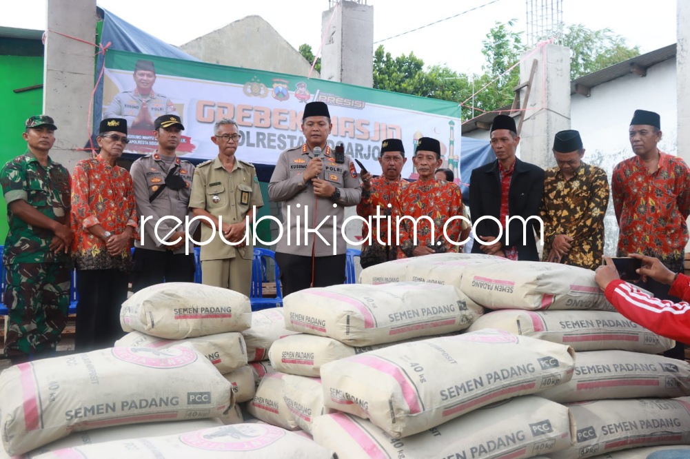 Kapolresta Sidoarjo Serahkan Bantuan 50 Sak Semen dan Pasir untuk Masjid Al Muhajirin Celep