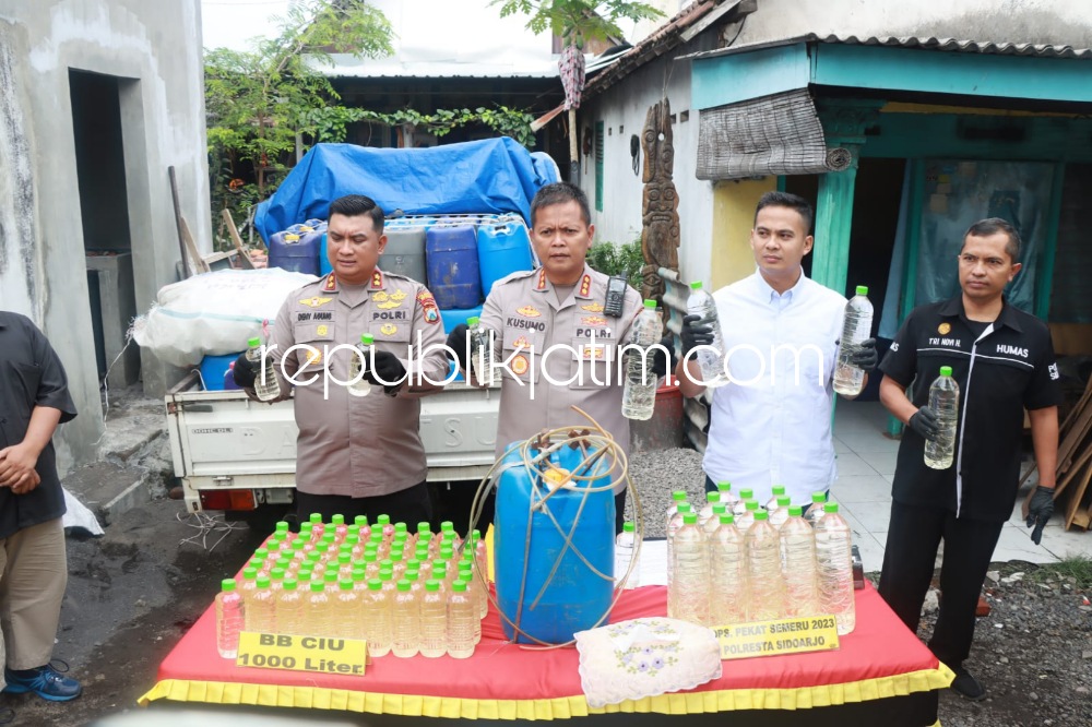 Polisi Bongkar Distributor Miras di Sugihwaras Candi, Barang Buktinya Terdapat 1.000 Liter Arak Jowo Siap Edar