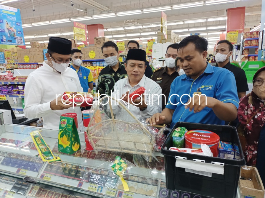 Jelang Lebaran 2023, Gus Muhdlor Bersama Tim Gabungan Sidak Mamin Di Sejumlah Swalayan di Sidoarjo