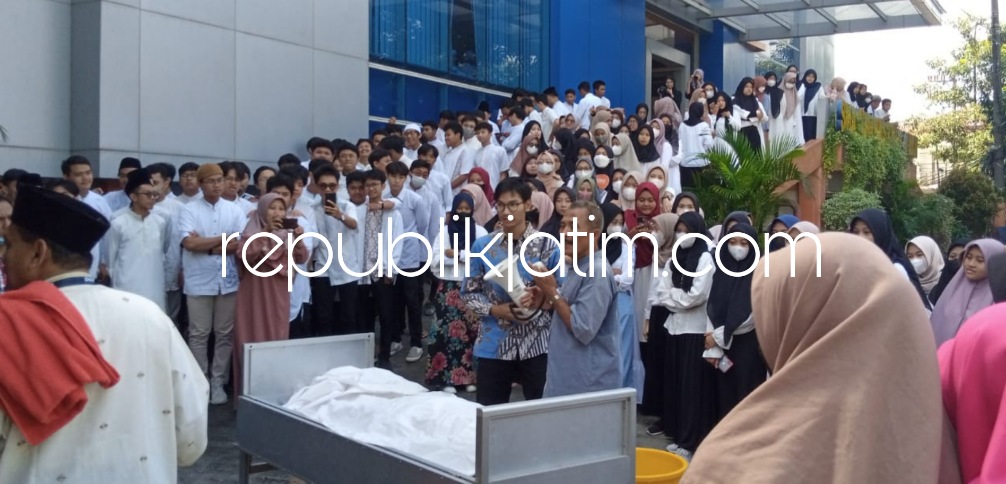 Siswa dan Siswi Smamita Sidoarjo Antusias Saat Dibekali Cara Merawat Jenazah