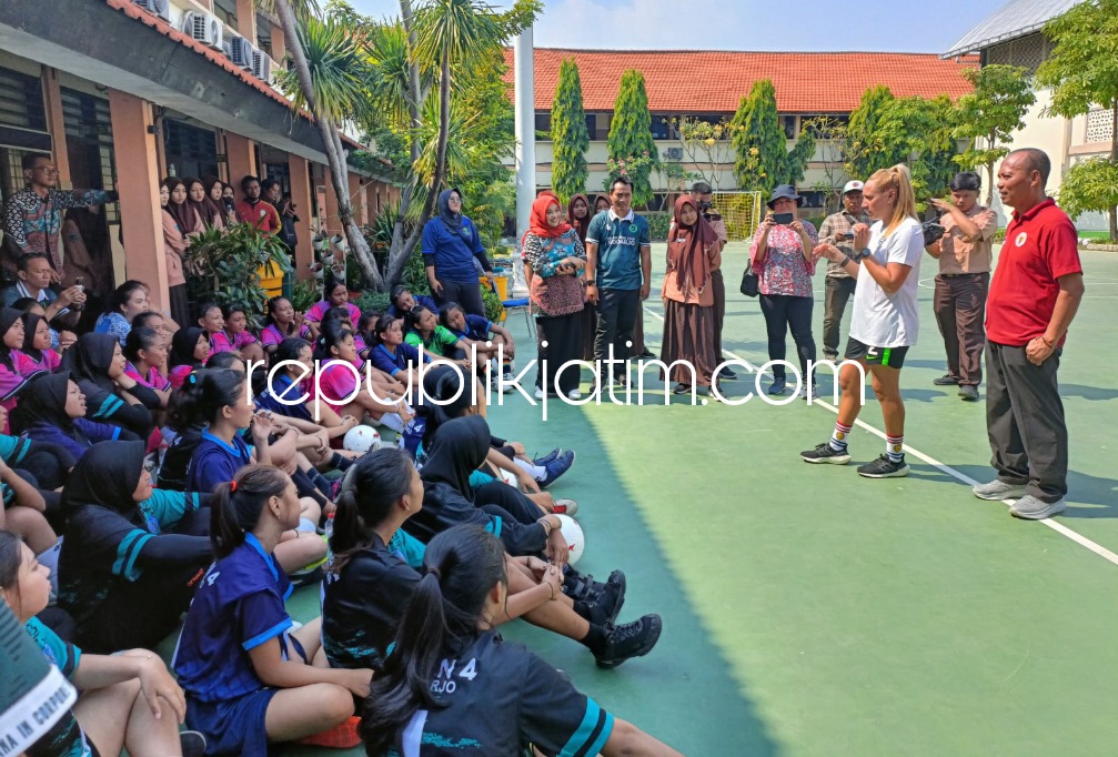 Sambut Piala Dunia Sepakbola Putri 2023, Gema Simon Pemain Timnas Australia Beri Coaching Clinic di SMAN 4 Sidoarjo 