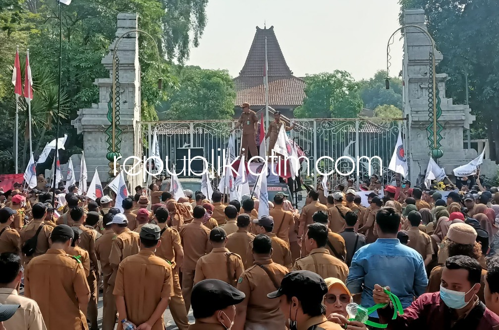 Tuntut Kenaikan Siltap, Perangkat Desa se Sidoarjo Geruduk Pendopo Delta Wibawa