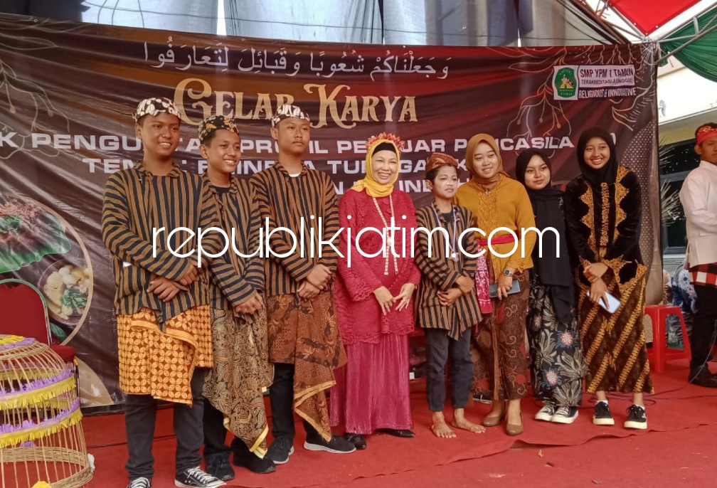 SMP YPM 1 Taman Pameran Karya Seni Pemersatu Bangsa Sambil Sekaligus Bazar Produk Siswa