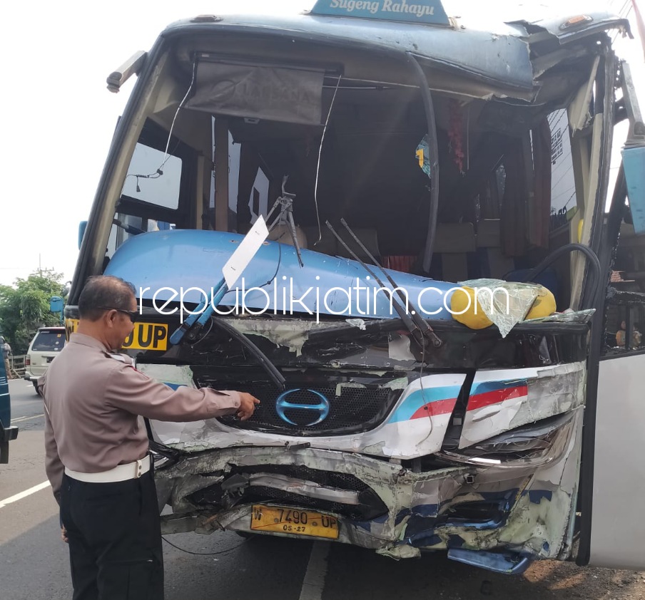 Bus Sugeng Rahayu Tabrak Truk Box Hino 3 Penumpang Terluka Terjepit Dilarikan Rumah Sakit 